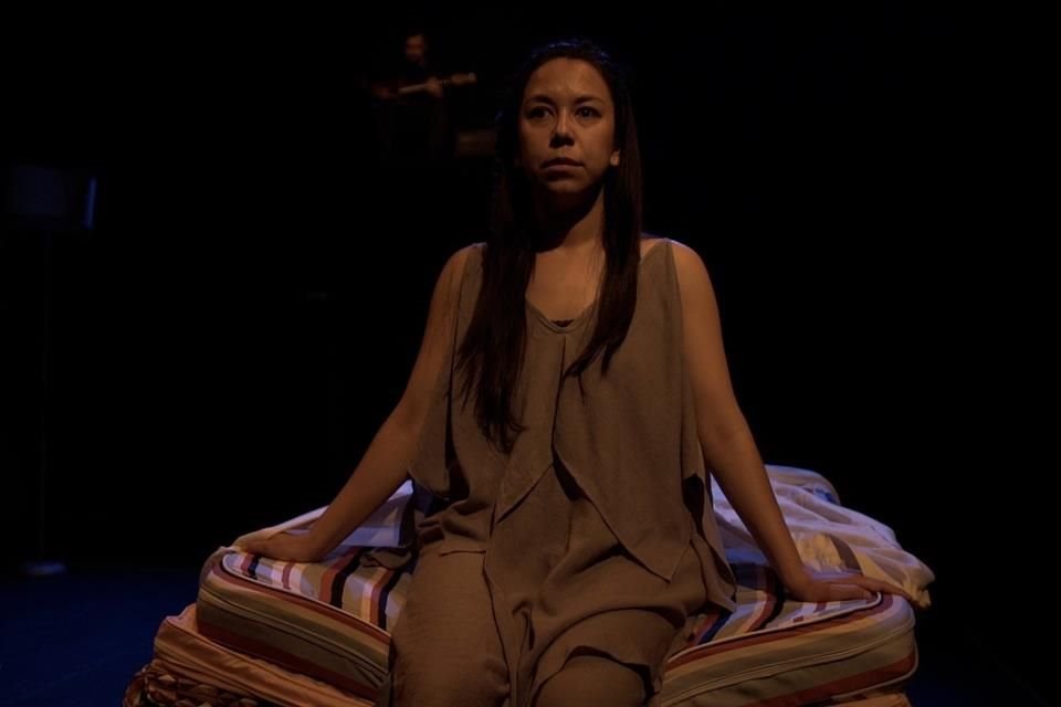 La obra '¿Por qué no tengo Cama?' se presenta los martes a las 20:00 horas en el Teatro La Capilla.