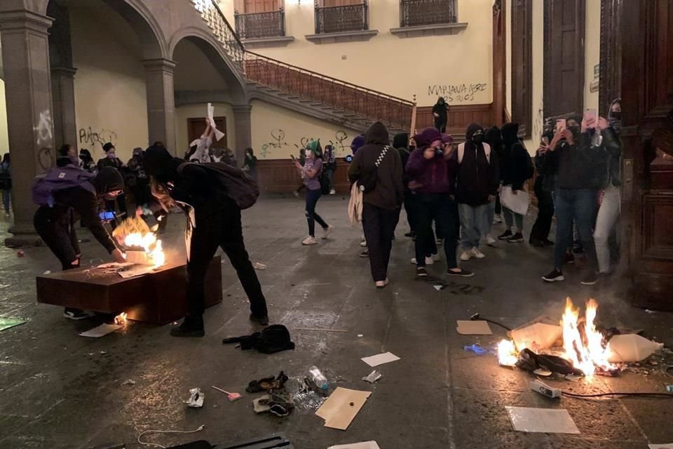 En el interior, también realizaron algunos destrozos y quemas.