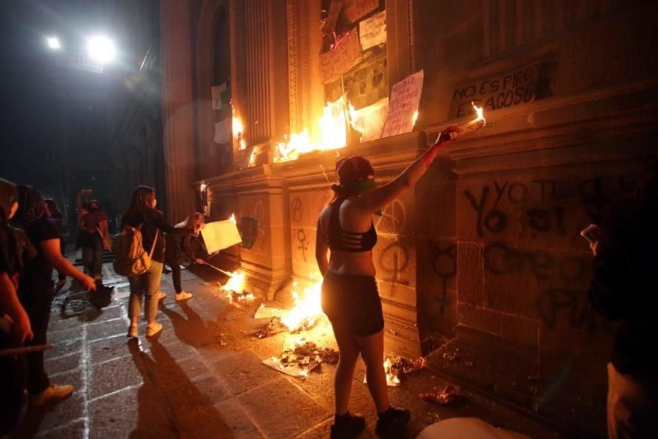 Manifestantes prendieron fuego en el Palacio.