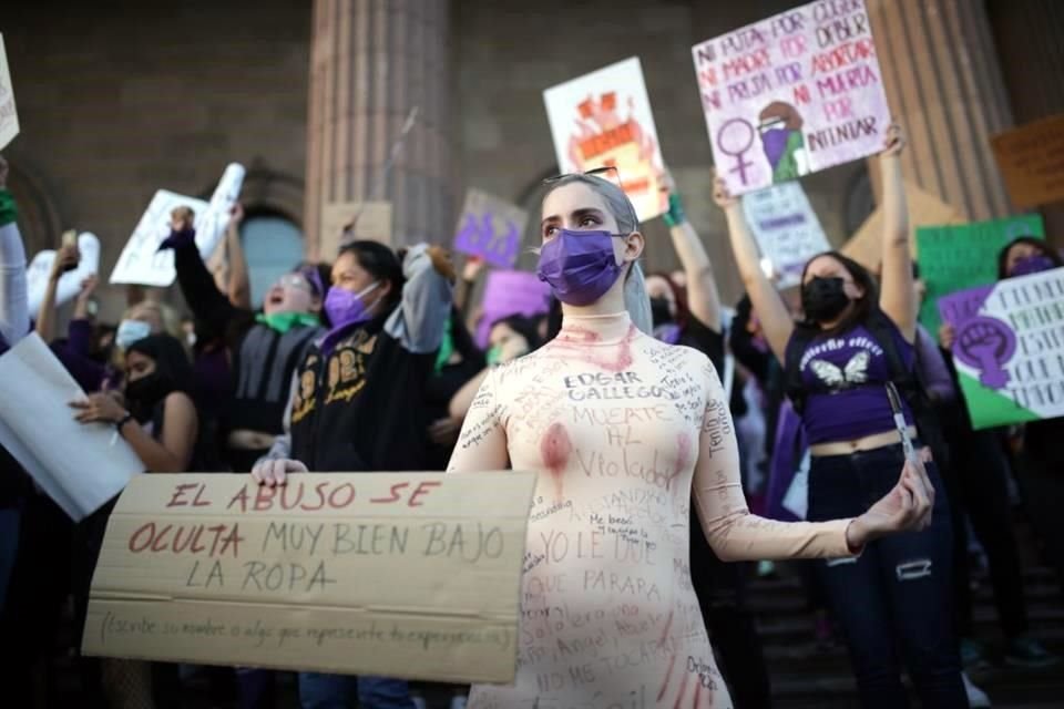 Luego de una hora de recorrer calles del Centro, regresaron a la Explanada en donde juntas dejaron claro que no permitirían más violencia de género. 