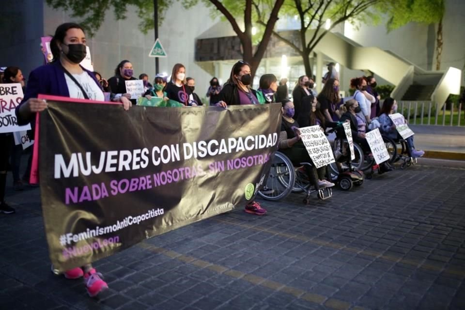 Luego de una hora de recorrer calles del Centro, regresaron a la Explanada en donde juntas dejaron claro que no permitirían más violencia de género. 