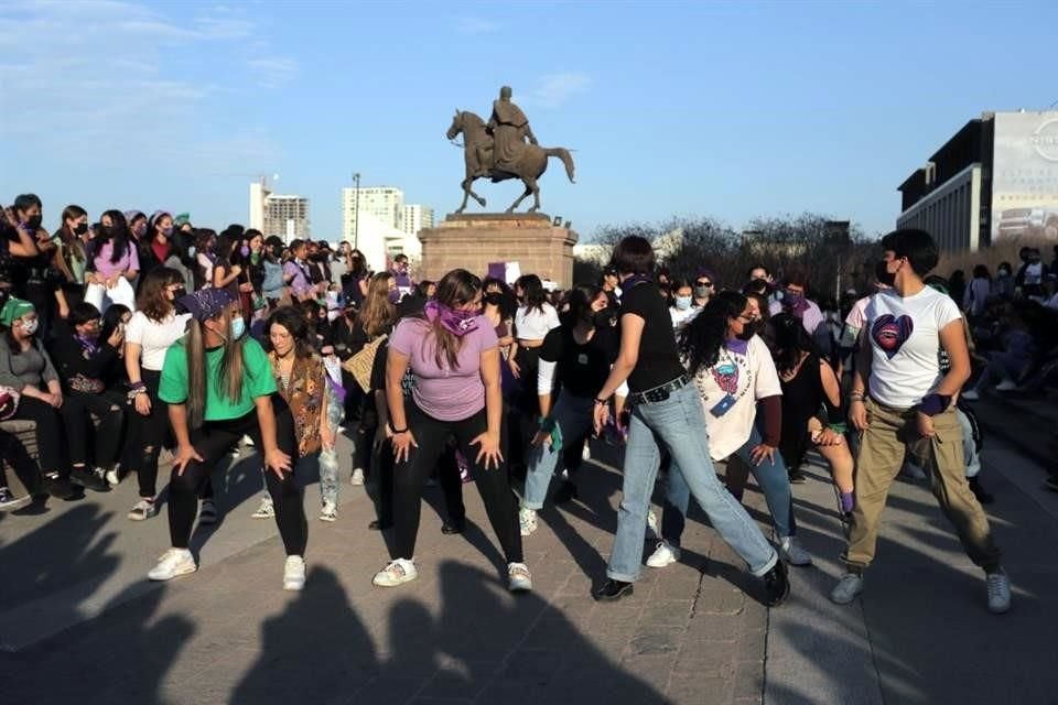 Miles de mujeres se manifestaron de forma pacífica en la Explanada de los Héroes.