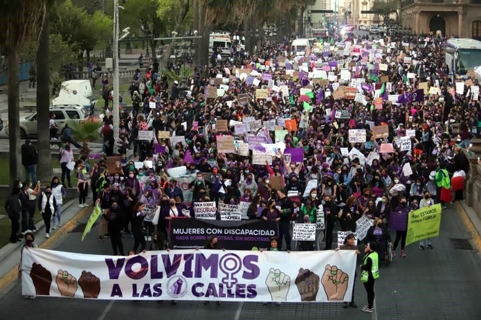 A las 19:00 horas comenzó la marcha por el Día Internacional de la Mujer. 