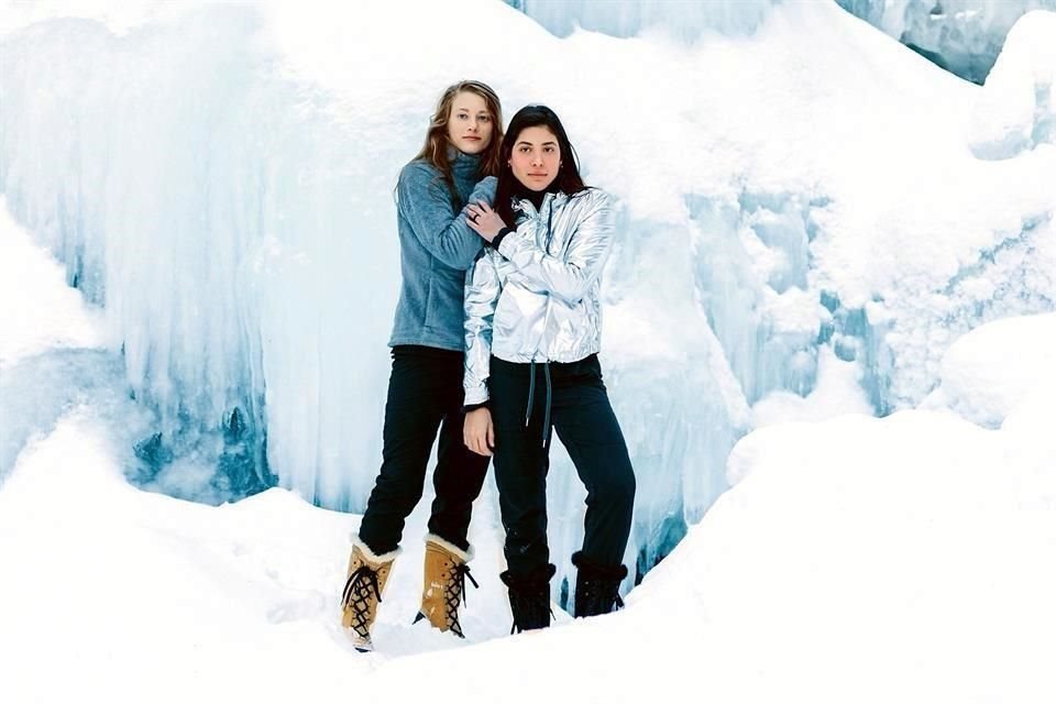 CON SU PAREJA. En esta foto aparece en un glaciar cerca de Anchorage, acompañada con Erin, con quien cumplirá cinco años de casada.