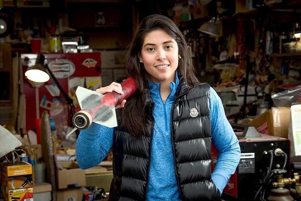 Con un cohete miniatura en la Universidad de Alaska en Anchorage. Ella fue la encargada de colocar el software a un cohete real por encargo de la NASA.