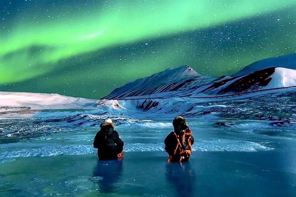 Erin y Mónica observando una aurora boreal en Alaska, dentro del Círculo Polar Ártico.