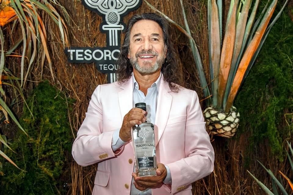 Marco Antonio Solís presentó su destilado en el Museo Cabañas.