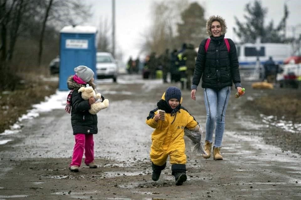 Dos niños corren en la calle después de haber cruzado de Ucrania a Polonia en el punto fronterizo de Medyka.