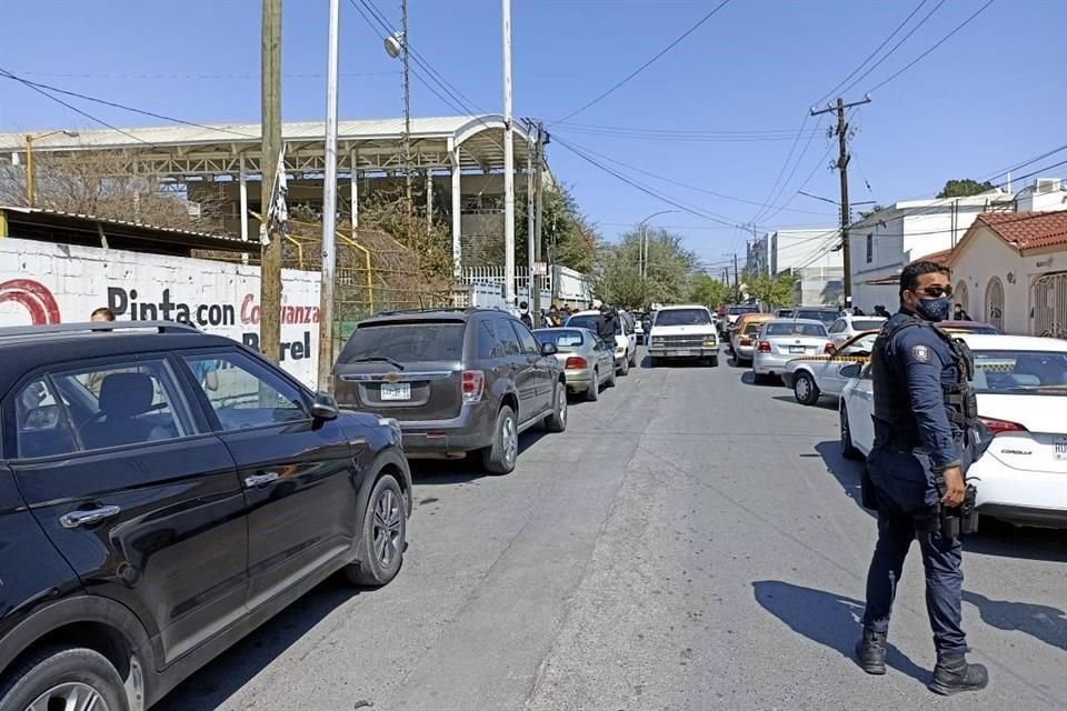 En la Preparatoria 22 también acudieron policías municipales.