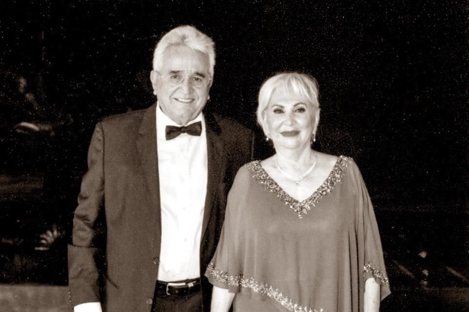 CON SU ESPOSA. Carola Cano de Pérez