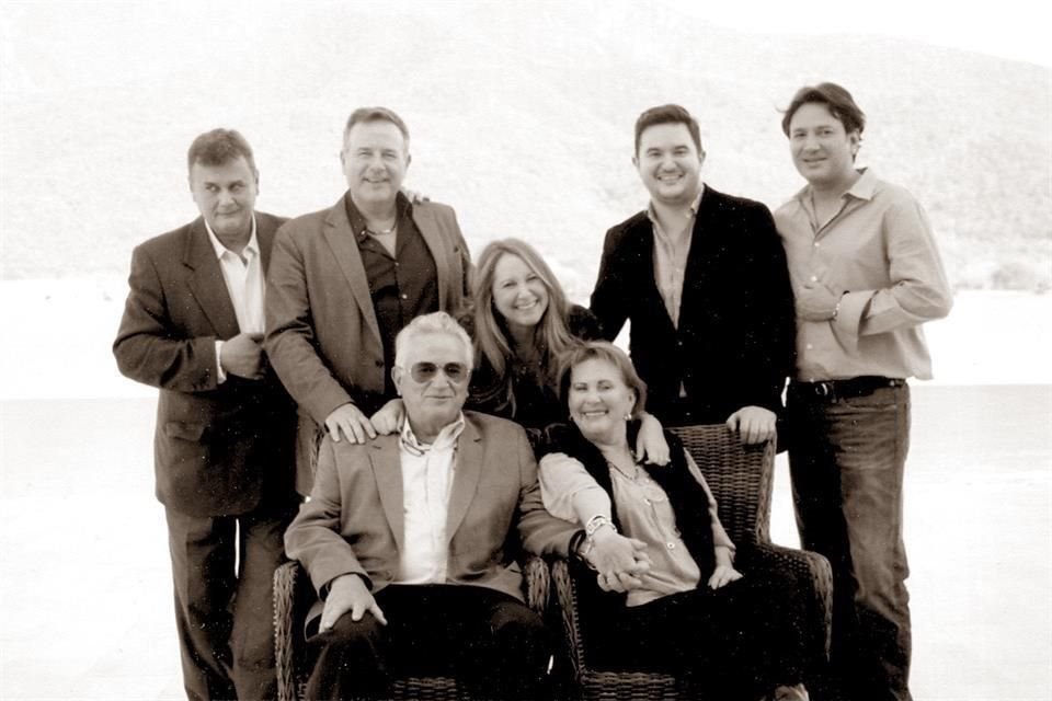 Sergio Pérez junto a su esposa Carola Cano de Pérez y sus hijos Sergio Pérez Cano, Fernando Pérez Cano, Sandra Pérez Cano, Mauricio Pérez Martínez y Evaristo Pérez Cano