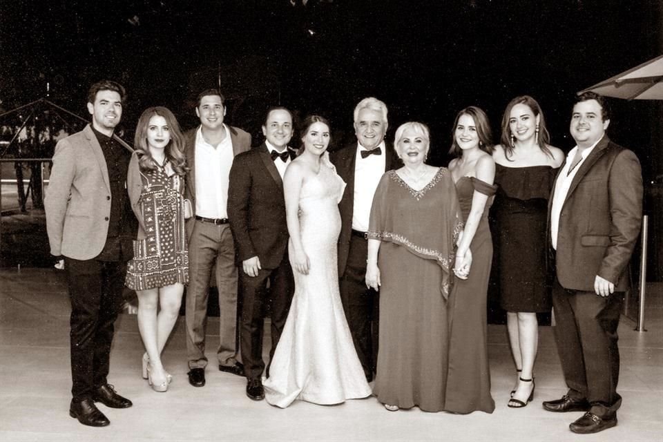 Sergio Pérez Perales y Carola Cano de Pérez con sus nietos Rodrigo Juárez, Ana Karen García, Martín Juárez, Fernando Treviño, Ana Carolina Juárez, Ana Sofía Pérez, Marifer Pérez e Iván Pérez