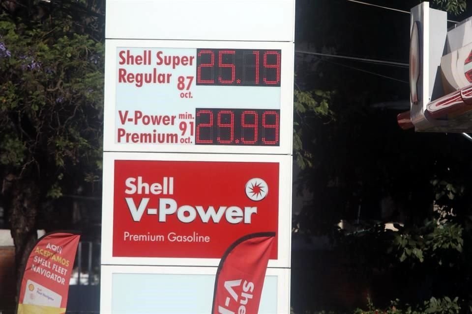 El litro de gasolina premium en estaciones de Shell se vende en casi 30 pesos.