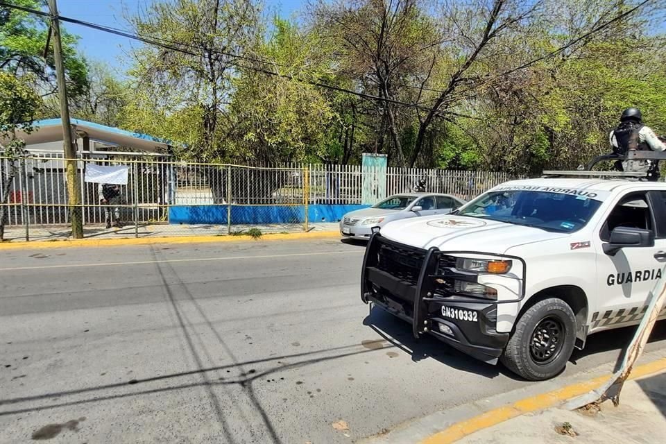 Debido a la alerta, al lugar se movilizaron patrullas de Fuerza Civil, Guardia Nacional y de la Policía de Monterrey, cuyos oficiales revisaron las instalaciones.