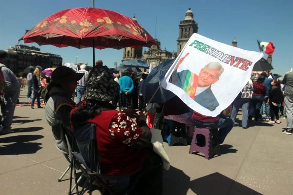 Seguidores del Presidente López Obrador reunidos hace  unos días en el Zócalo capitalino para promover la consulta.