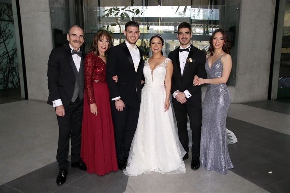FAMILIA DEL NOVIO Alvaro Mathiew Quirós, Graciela García de Mathiew, Alvaro Mathiew, Caro Ayala Mata, Alan Mathiew y Daniela de la Fuente