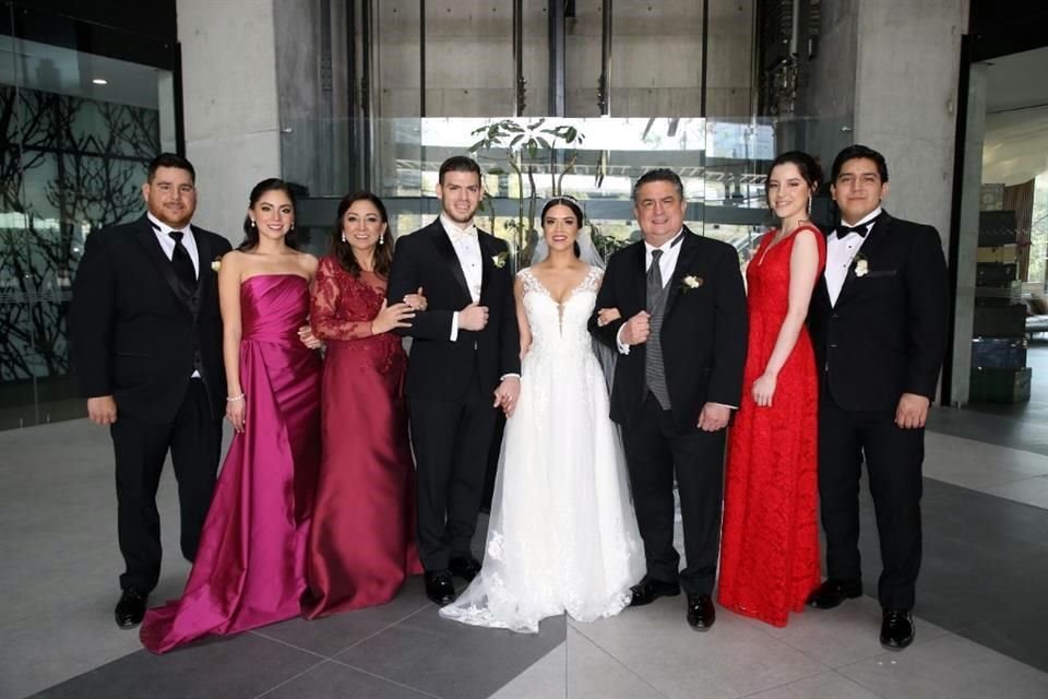 FAMILIA DE LA NOVIA Keno Torres Abaroa, Ale Ayala Mata, María Teresa Mata de Ayala, Alvaro Mathiew, Caro Ayala Mata, Luis Roberto Ayala Pérez, Johana Angulo de la Hoz y Luis Roberto Ayala Mata
