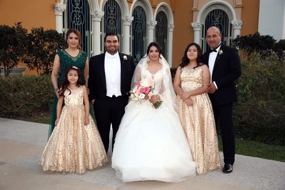 Flor González de Sánchez, Ivana Lucía Sánchez, Diego Alonzo Martínez McDonald, Karla Luna González, Danna Sofía Sánchez y Anselmo Sánchez