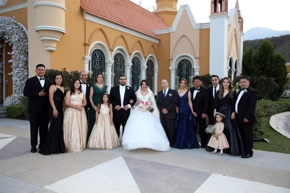 Karla Luna González y Diego Alonzo Martínez McDonald y familiares