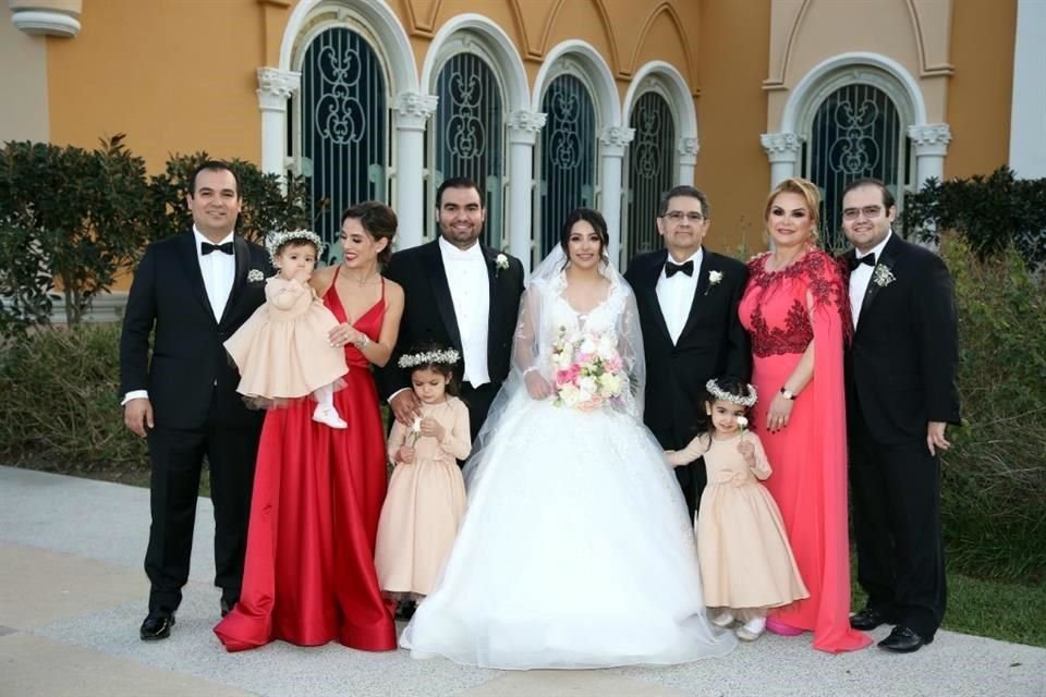 Rosendo Martínez McDonald, Jimena Cantú, Angela Martínez Cantú, Diego Alonzo Martínez McDonald, Karla Luna González, Rosendo Martínez Gómez, Teresa McDonald Chávez, Rodrigo Martínez McDonald, Loretta 