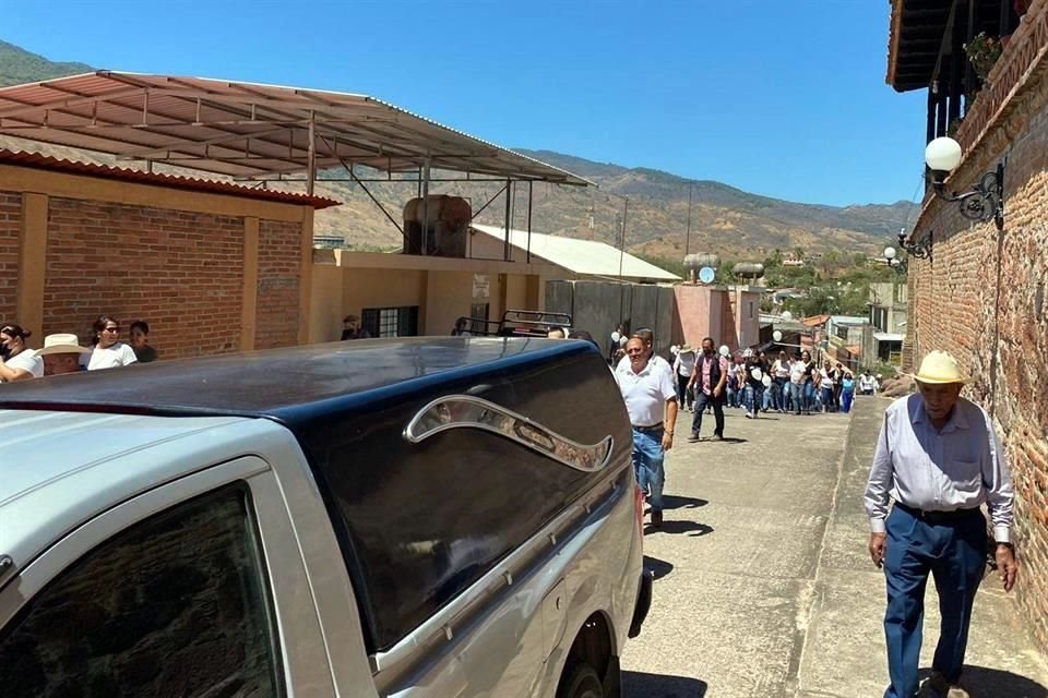 César Valencia, Alcalde de Aguililla, quien fue asesinado ayer cuando conducía su camioneta en la cabecera municipal, fue despedido por familiares, amigos y pobladores.