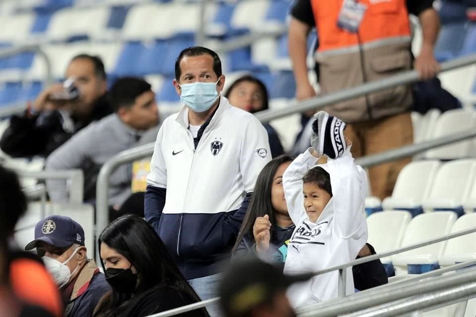 La afición usó el jersey blanco para acudir a ver a sus Rayados.