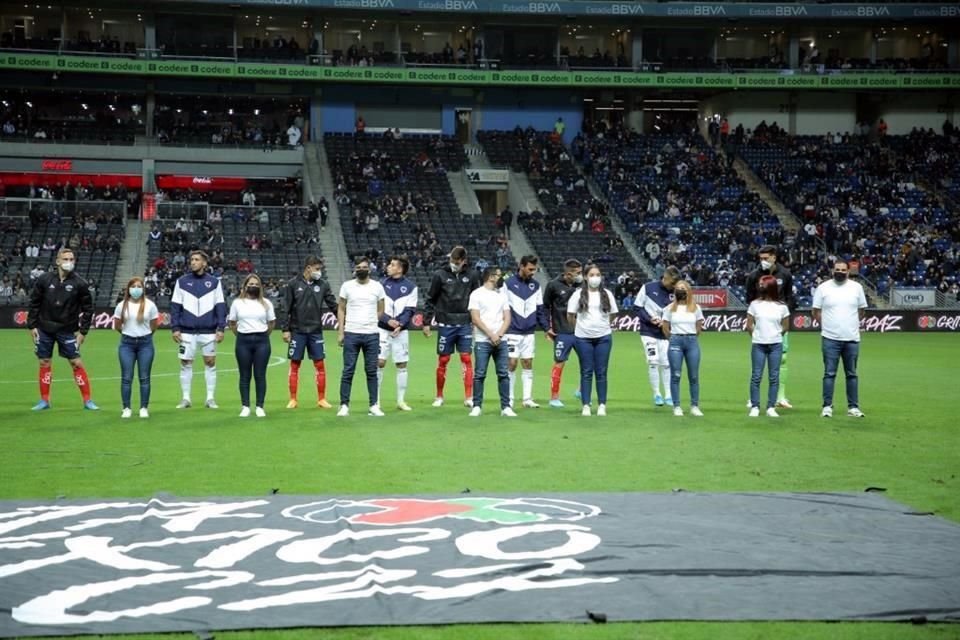 Los jugadores de Rayados y Mazatlán intercambiaron de suéter al salir a la cancha para la ceremonia.