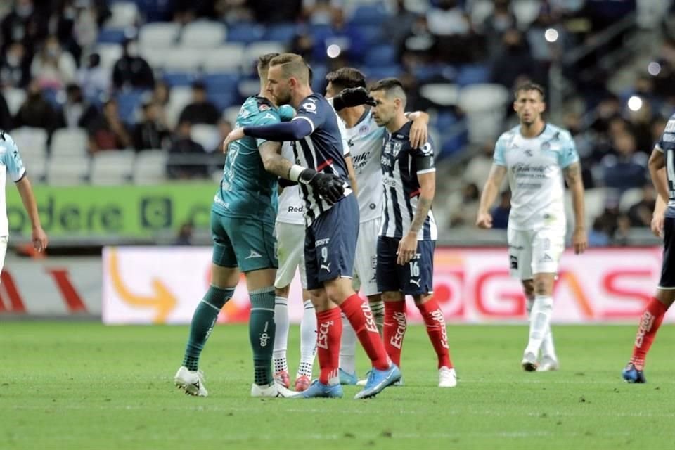 Al minuto 62 se detuvo el juego, minuto en el que se dio la trifulca en Querétaro en la jornada anterior; los jugadores se fundieron en abrazos.