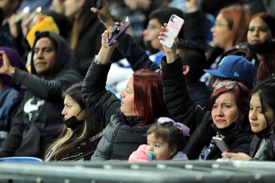 La afición también contribuyó encendiendo sus celulares.