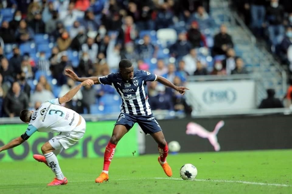 Campbell volvió a aparecer e hizo un jugadón en el que se quitó al portero y a un defensa de Mazatlán, anotó gol, pero fue anulado por un previo fuera de juego.