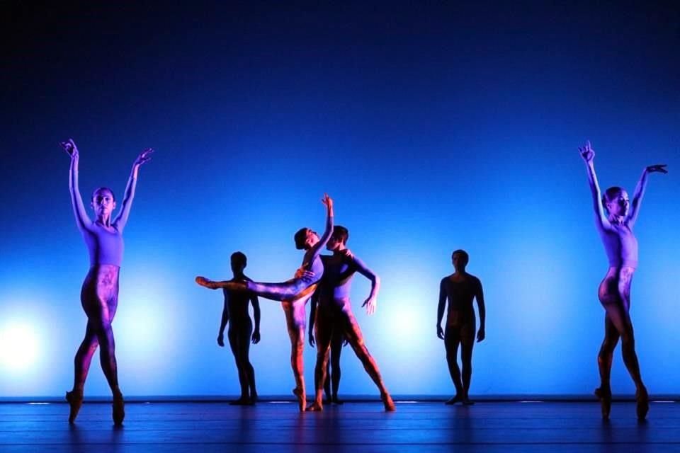 En la presentación, los bailarines irradiaron una brillante presencia escénica.