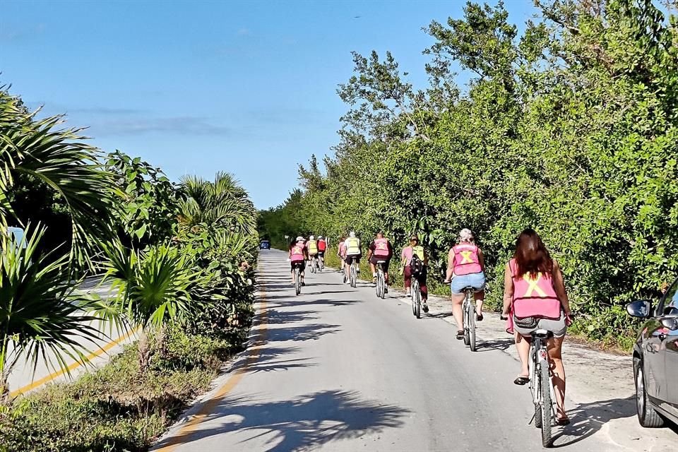 Durante nuestra travesía realizamos un paseo en bicicleta, guiados por expertos del destino.