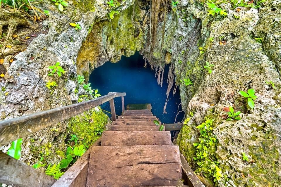 Recorrer la Ruta de los Cenotes y visitar alguno como el de Siete Bocas.