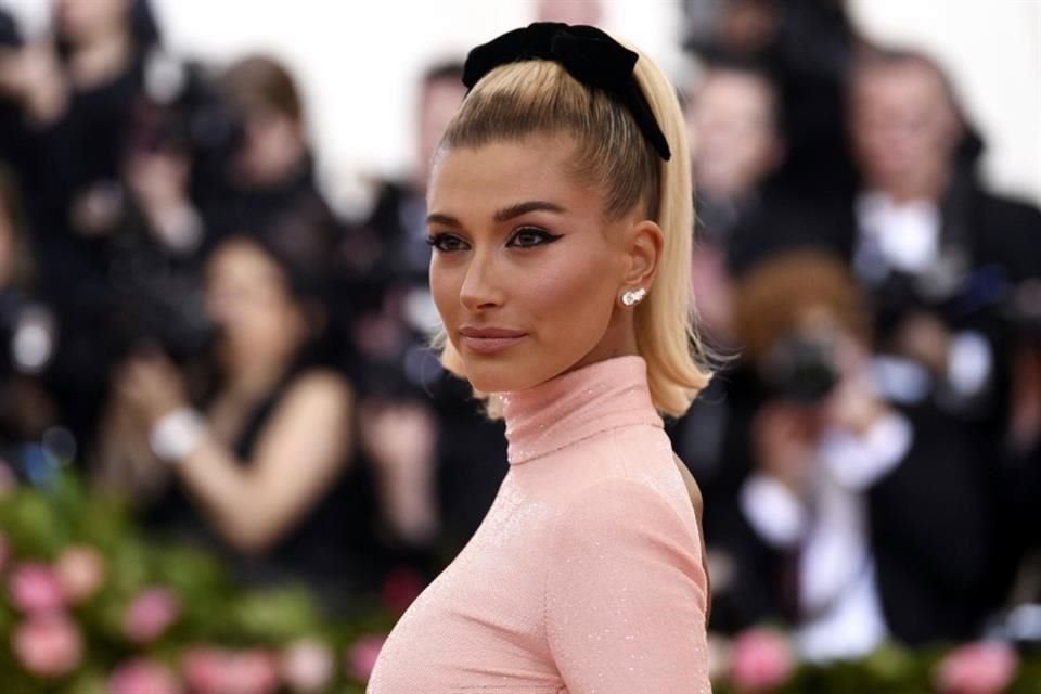 Hailey Bieber, esposa de Justin Bieber, fue hospitalizada por una afección cerebral, reportó TMZ.