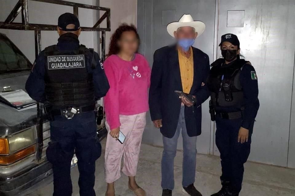 Vecinos de la Colonia San Eugenio, de Guadalajara detectaron al hombre que caminaba desorientado, por lo que le llamaron a la Comisaría de Guadalajara y a la par publicaron su foto en Facebook.