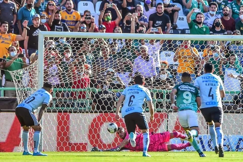 Nahuel Guzmán le atajó un penal a Ángel Mena al minuto 11.
