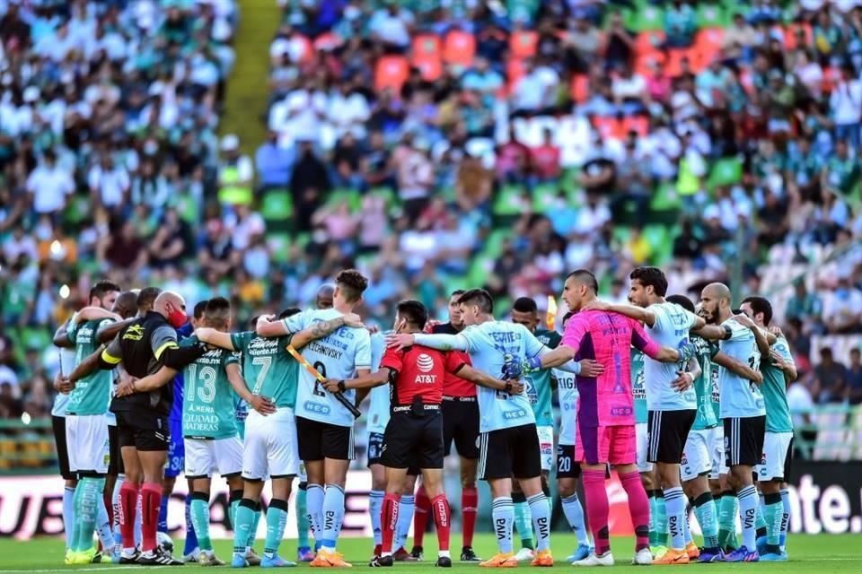 Al igual que en los otros partidos, el partido se detuvo al minuto 62', en el que todos los jugadores se reunieron para abrazarse tras los actos de violencia en Querétaro en la Fecha 9.