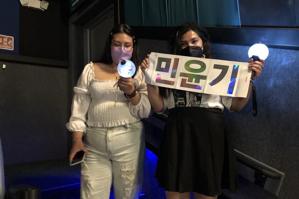 Army mexicana del grupo de K-Pop BTS saturaron la proyección de su show en salas de cine del País.