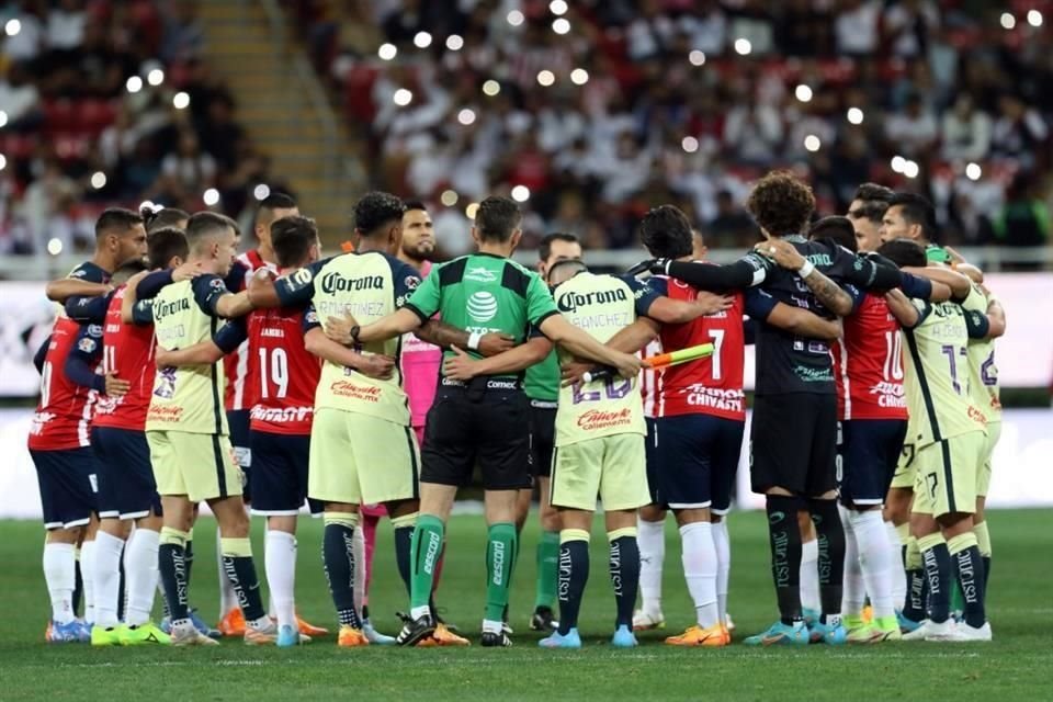 Al minuto 62, jugadores de Chivas y América se abrazaron por la paz en los estadios.