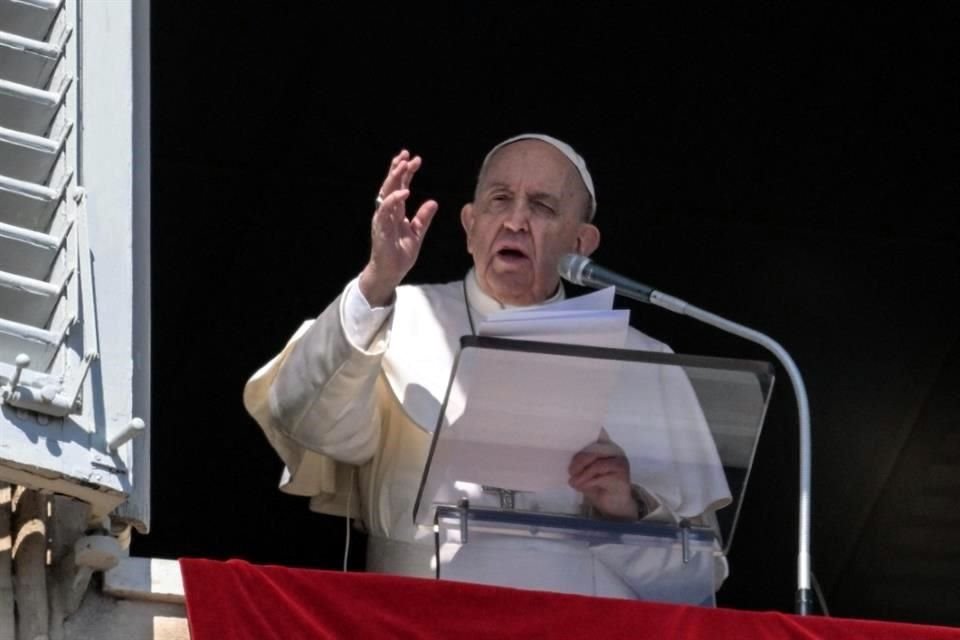 El Papa Francisco este domingo desde su balcón en el estudio del Vaticano.