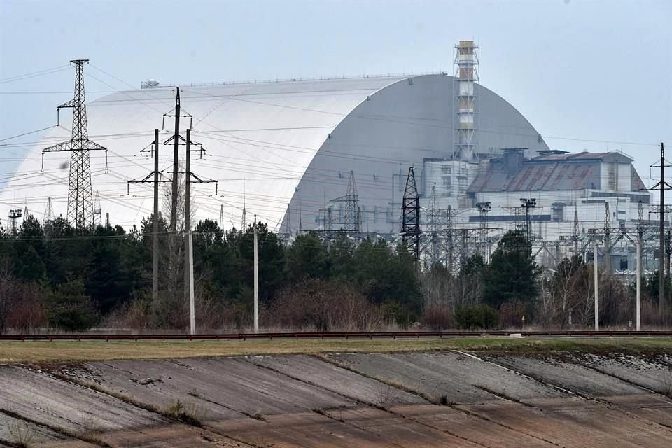 Foto de archivo del sarcófago construido sobre el reactor nuclear que colapsó en 1986 en la planta nuclear de Chernobyl.