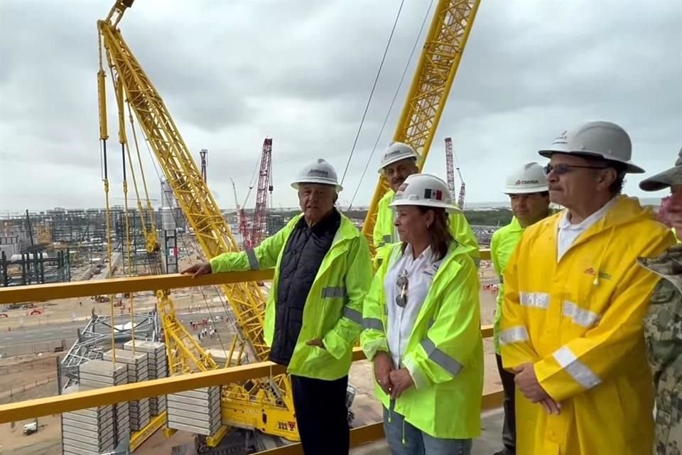 El Presidente López Obrador aseguró que una vez terminada Dos Bocas, producirá el 20 por ciento de la gasolina que consumen mexicanos.