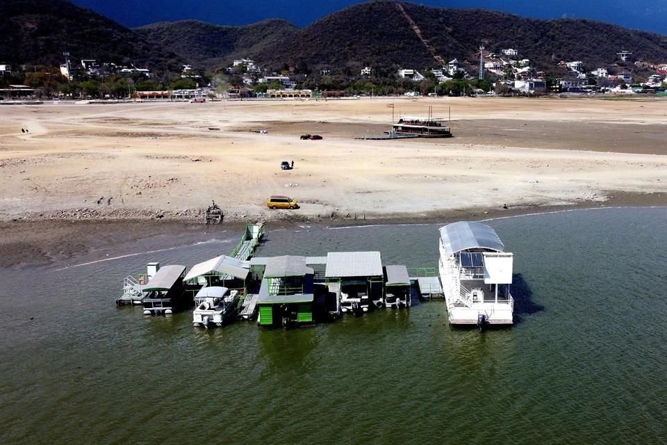 Los comerciantes enfrentan, por la crisis del agua, falta de trabajo en sus negocios ubicados en el embalse, ante los bajos niveles de almacenaje y la ausencia de clientes.