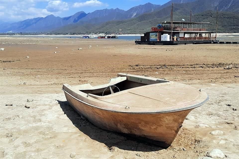 Lanchas y otro tipo de embarcaciones están prácticamente abandonadas en el embalse.