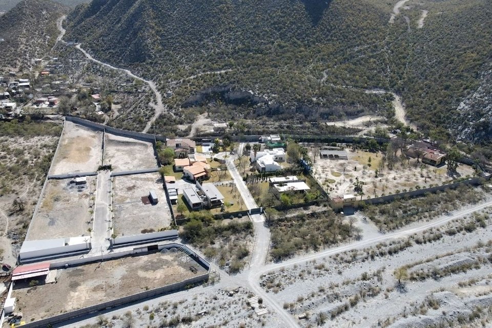 Pese a ser un área natural protegida, las construcciones no han cesado en La Huasteca.