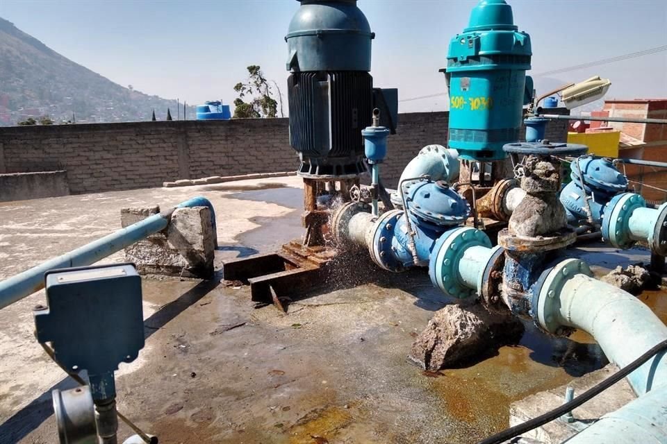 Vecinos de 30 colonias de la zona alta de la Alcaldía Gustavo A. Madero, donde se encuentra el Cablebús, padecen por los tanques de agua obsoletos del Sacmex.