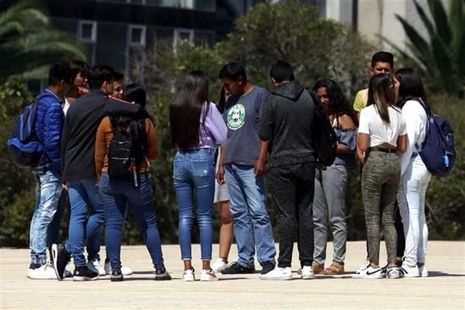 Jóvenes de la Generación Z enfrentan mayores retos para encontrar su primer empleo, debido a la falta de oportunidades y deserción escolar.