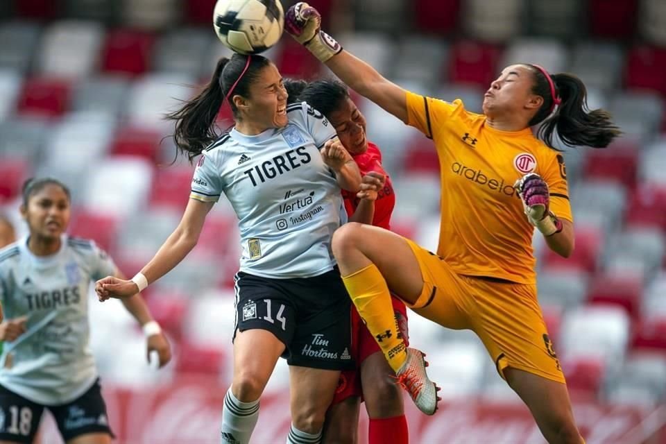 Tigres Femenil batalló para abrir el marcador en Toluca.