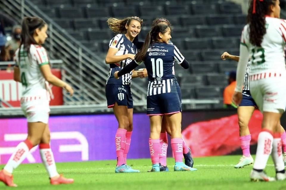 Con un remate de cabeza, Christina Burkenroad le dio la ventaja a las albiazules al 27', 2-1.