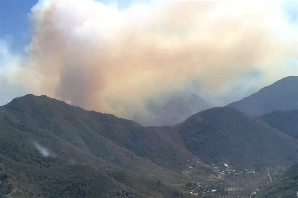 La columna de humo se extendía por la Sierra de Santiago, a la altura de Las Adjuntas.